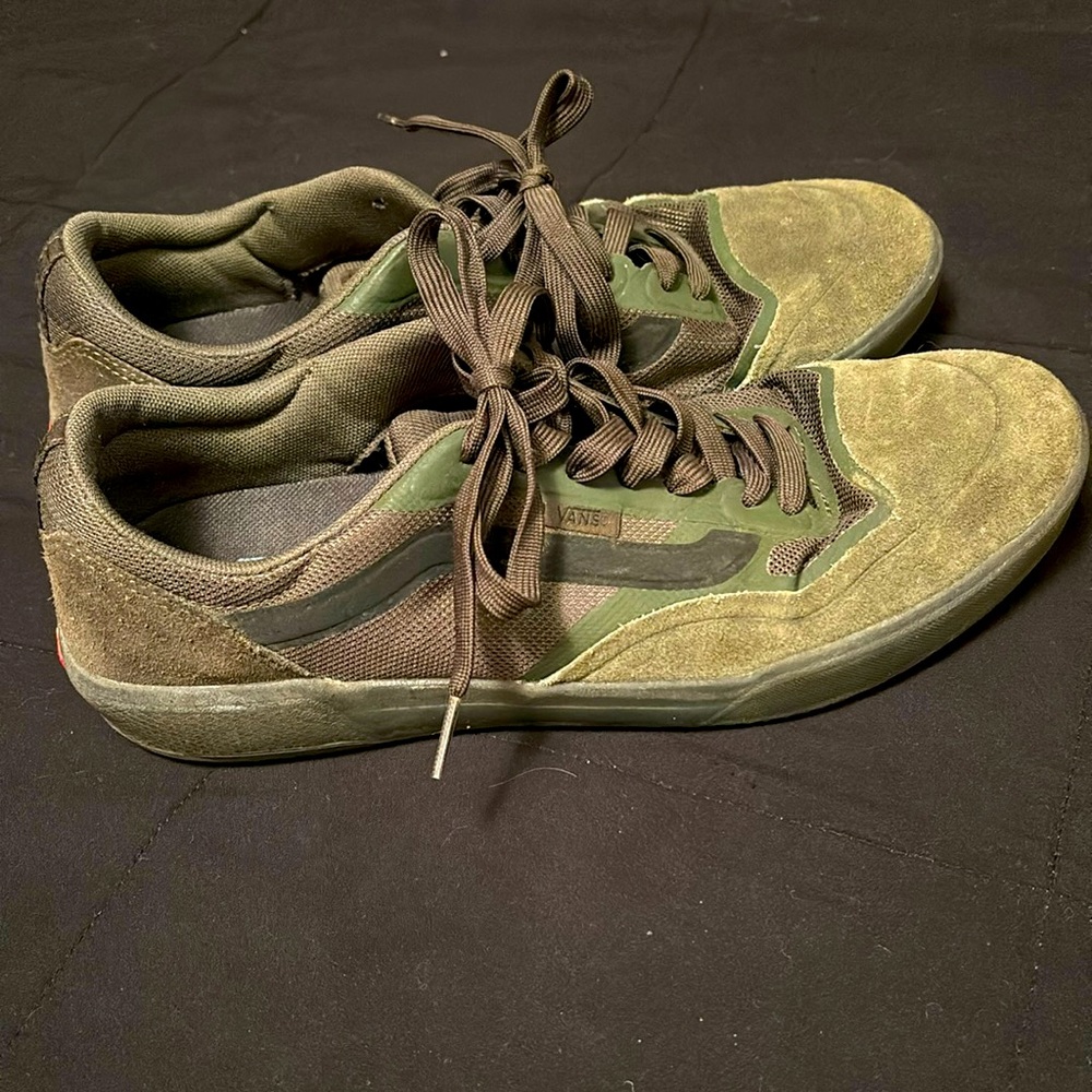 Vans causal men’s sneaker/ skateboard shoe